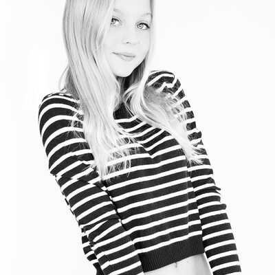 Photo catégorisée avec : Skinny, Black and White, Blonde, Morgan Cryer, American, Cute, Eyes