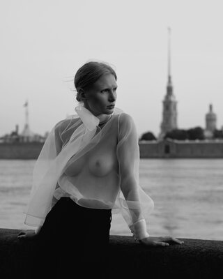 Photo catégorisée avec : Skinny, Black and White, Blonde, Roman Filippov, Art, Small Tits
