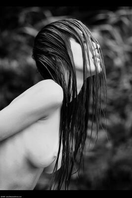 Photo cat&eacute;goris&eacute;e avec&nbsp;: Skinny, Black and White, Brazilian, Brunette, Roberta Murgo, Boobs, Cute