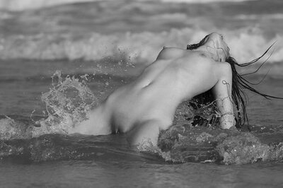 Photo catégorisée avec : Skinny, Black and White, Brunette, Beach, Small Tits, Tummy