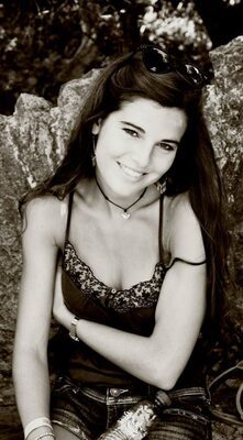 Photo catégorisée avec : Skinny, Black and White, Brunette, Caterina, Eyes, Italian, Cute, Safe for work, Smiling