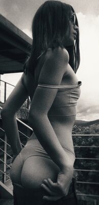Photo catégorisée avec : Skinny, Black and White, Brunette, Chloe Lewis - newchloe18, Ass - Butt, Canadian