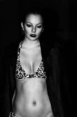 Photo catégorisée avec : Skinny, Black and White, Brunette, Eniko Mihalik, Bikini, Celebrity - Star, Cute, Hungarian, Tummy