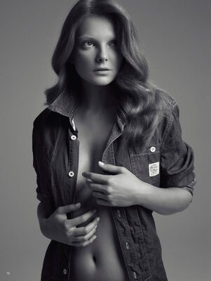 Photo catégorisée avec : Skinny, Black and White, Brunette, Eniko Mihalik, Celebrity - Star, Cute, Eyes, Hungarian, Tummy