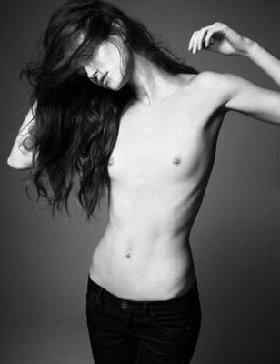 Photo catégorisée avec : Skinny, Black and White, Brunette, Flat chested, Small Tits, Tummy