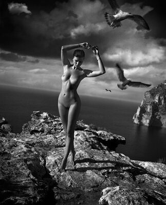 Photo catégorisée avec : Skinny, Black and White, Brunette, Maryna Linchuk, Art, Belarusian, Boobs, Celebrity - Star, Cute, Feet, Legs, Nature, Tummy