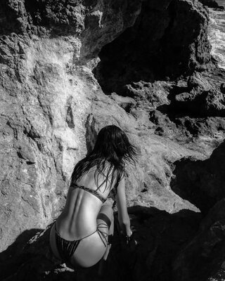 Photo catégorisée avec : Skinny, Black and White, Brunette, Mishka Chantal Silva, American, Ass - Butt, Beach, Bikini, Nature