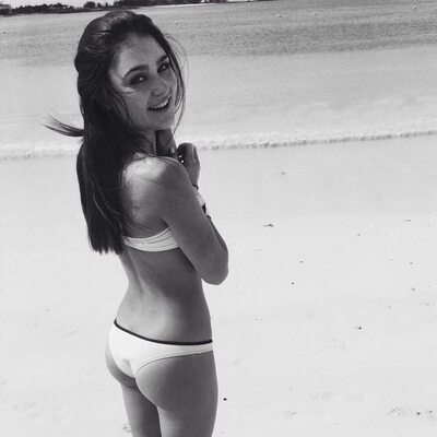 Photo catégorisée avec : Skinny, Beach, Bikini, Black and White, Brunette, Canadian, Eyes, Smiling, Sophi Knight, Ass - Butt, Cute