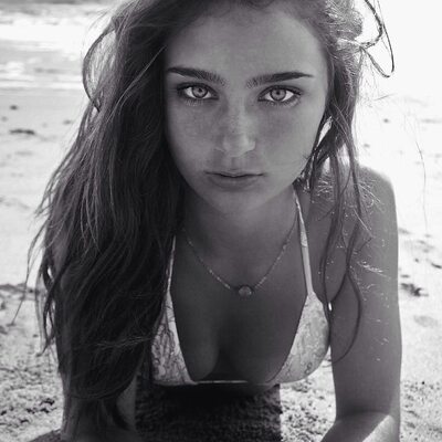 Photo catégorisée avec : Skinny, Bikini, Black and White, Brunette, Canadian, Eyes, Sophi Knight, Cute