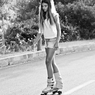 Photo catégorisée avec : Skinny, Black and White, Brunette, Thylane Blondeau, Celebrity - Star, Cute, French, Legs, Safe for work, Sport