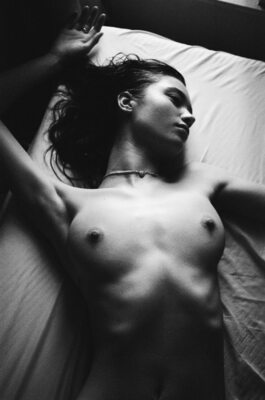Photo catégorisée avec : Skinny, Black and White, Brunette, Russian, Victoria Kosenkova, Boobs, Cute, Tummy