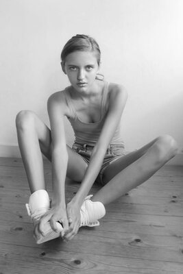 Photo catégorisée avec : Skinny, Black and White, Eva Bus, Dutch, Eyes, Legs
