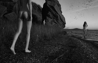 Photo catégorisée avec : Skinny, Black and White, Roman Filippov, 3 girls, Art, Ass - Butt, Feet, Legs, Nature, Sexy Wallpaper, Tummy