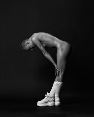 Photo catégorisée avec : Skinny, Black and White, Roman Filippov, Art, Legs
