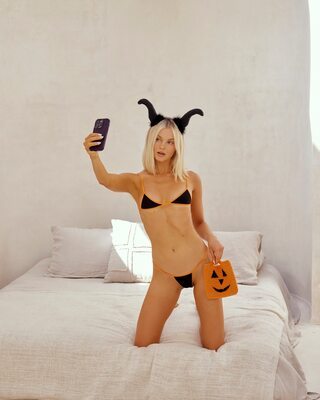 Photo catégorisée avec : Skinny, Blonde, Kendall Thompson, Bikini, Cute, Halloween, Selfie, Tummy