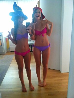 Photo catégorisée avec : Skinny, Blonde, Brunette, 2 girls, Bikini, Cute, Feet, Legs, Selfie, Tummy