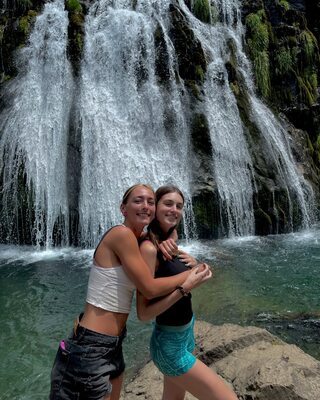 Photo catégorisée avec : Skinny, Blonde, Brunette, Delfina Suarez Luco, 2 girls, Argentinean, Cute, Nature, Smiling, Waterfall