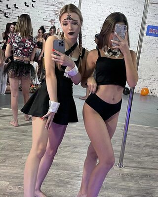 Photo catégorisée avec : Skinny, Blonde, Brunette, Viktoriya Dorofeeva - Rare Tori - Red Royz, Legs, Pole Dance2 girls, Selfie, Tummy