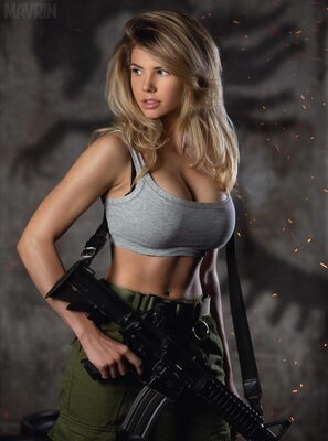 Photo catégorisée avec : Skinny, Blonde, Busty, Mavrin, Nata Lee, Boobs, Cute, Eyes, Gun, Piercing, Russian