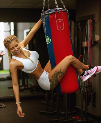 Photo catégorisée avec : Skinny, Blonde, Busty, Nata Lee, Cute, Legs, Russian, Smiling, Sport, Tattoo