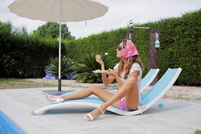 Photo catégorisée avec : Skinny, Blonde, Cafe Society, Feet, Katya Clover - Mango A, Legs, Russian, Sexy Wallpaper, Wine, katya-clover.com, Cute, Pool, Safe for work