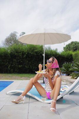 Photo catégorisée avec : Skinny, Blonde, Cafe Society, Katya Clover - Mango A, katya-clover.com, Legs, Pool, Russian, Safe for work, Wine