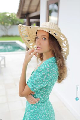 Photo catégorisée avec : Skinny, Blonde, Classy, Katya Clover - Mango A, katya-clover.com, Cute, Eyes, Hat, Russian, Safe for work