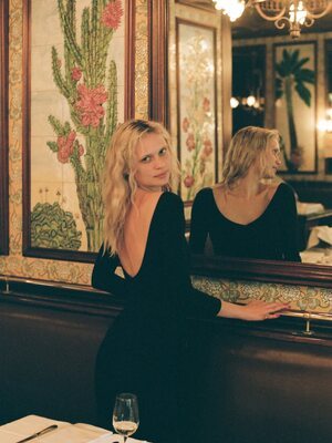 Photo catégorisée avec : Skinny, American, Blonde, Delilah Summer Parillo, Eyes, Mirror, Wine, Cute, Safe for work