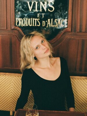 Photo catégorisée avec : Skinny, American, Blonde, Delilah Summer Parillo, Eyes, Wine, Cute, Safe for work