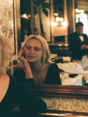 Photo catégorisée avec : Skinny, American, Blonde, Delilah Summer Parillo, Mirror, Cute, Safe for work, Smiling