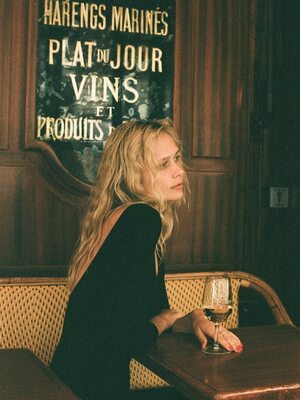 Photo catégorisée avec : Skinny, American, Blonde, Delilah Summer Parillo, Wine, Cute, Safe for work