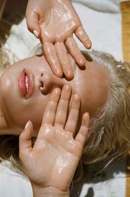 Photo catégorisée avec : Skinny, American, Blonde, Delilah Summer Parillo, Henrik Purienne, Cute, Face, Oiled, Safe for work