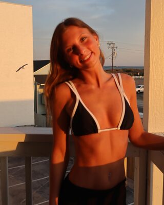 Photo catégorisée avec : Skinny, Blonde, Ella Grace Jones, American, Bikini, Cute, Eyes, Smiling, Tummy