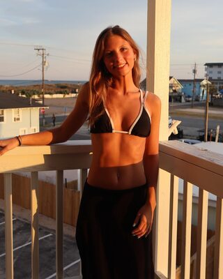 Photo catégorisée avec : Skinny, Blonde, Ella Grace Jones, American, Bikini, Cute, Smiling, Tummy