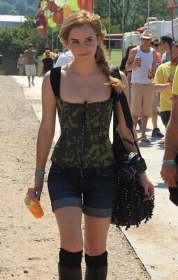 Photo catégorisée avec : Skinny, Blonde, Emma Watson, Celebrity - Star, Cute, English, Safe for work