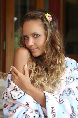 Photo cat&eacute;goris&eacute;e avec&nbsp;: Skinny, Blonde, Eyes, Good Morning, Katya Clover - Mango A, Russian, Smiling, X-Art, Cute, Safe for work