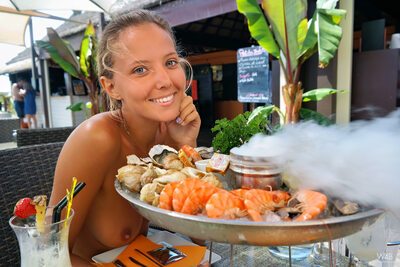 Photo catégorisée avec : Skinny, Blonde, Eyes, Greetings From Holiday, Katya Clover - Mango A, Russian, Sexy Wallpaper, Smiling, Watch4Beauty, Cute, Small Tits