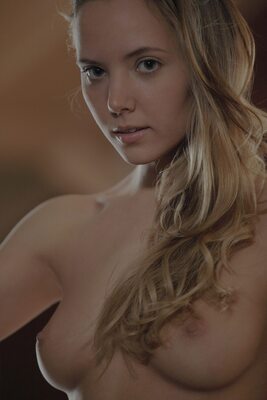 Photo catégorisée avec : Skinny, Blonde, Eyes, Intimate Experience, Katya Clover - Mango A, Russian, X-Art, Cute