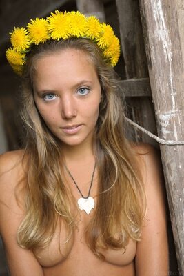 Photo catégorisée avec : Skinny, Blonde, Eyes, Katya Clover - Mango A, MET Art, Memorigo, Russian, Cute, Shy, Small Tits