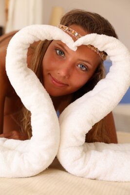 Photo catégorisée avec : Skinny, Blonde, Eyes, Katya Clover - Mango A, MET Art, Ondijan, Russian, Smiling, Vlad Kleverov, Cute, Face, Safe for work