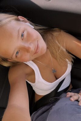 Photo catégorisée avec : Skinny, Blonde, Eyes, Selfie, Smiling, What is her name, Cute