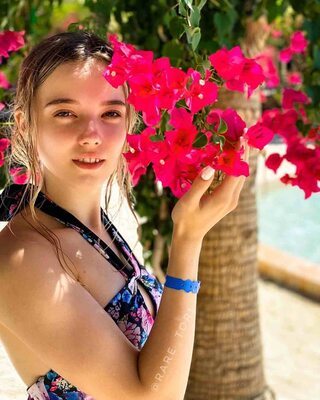 Photo catégorisée avec : Skinny, Blonde, Eyes, Viktoriya Dorofeeva - Rare Tori - Red Royz, Cute, Face, Pool, Safe for work