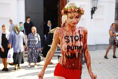 Photo catégorisée avec : Skinny, Blonde, Femen, Small Tits, Ukrainian