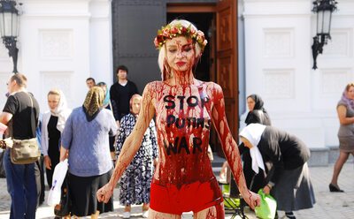Photo catégorisée avec : Skinny, Blonde, Femen, Small Tits, Ukrainian