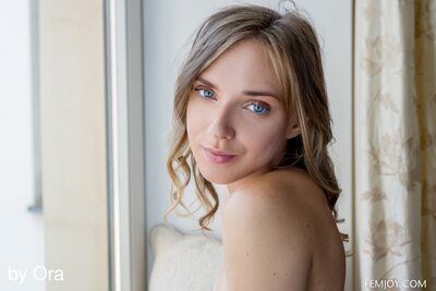 Photo catégorisée avec : Skinny, Blonde, Femjoy, Oxana Chic, Oxana's Debut, Cute, Eyes, Face, Sexy Wallpaper, Smiling, Ukrainian