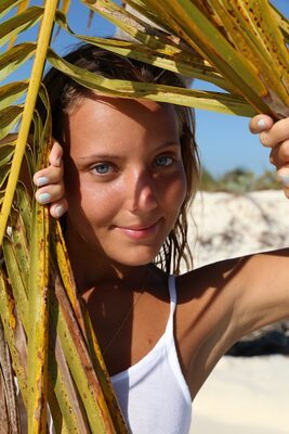 Photo catégorisée avec : Skinny, Blonde, Finica, Katya Clover - Mango A, MET Art, Beach, Cute, Face, Nature, Russian, Safe for work, Smiling