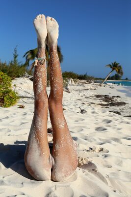 Photo catégorisée avec : Skinny, Blonde, Katya Clover - Mango A, MET Art, Ojula, Beach, Legs, Russian