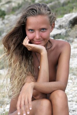 Photo catégorisée avec : Skinny, Blonde, Katya Clover - Mango A, MET Art, Sithonia, Cute, Nature, Russian
