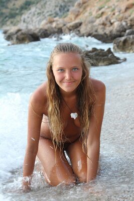 Photo catégorisée avec : Skinny, Blonde, Katya Clover - Mango A, The Naturist, X-Art, Beach, Cute, Eyes, Russian, Smiling, Tanned