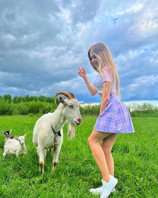 Photo catégorisée avec : Skinny, Blonde, Lera Buns - Valeriia Makusheva - Valeria Titova, Cute, Goat, Legs, Nature, Russian, Smiling